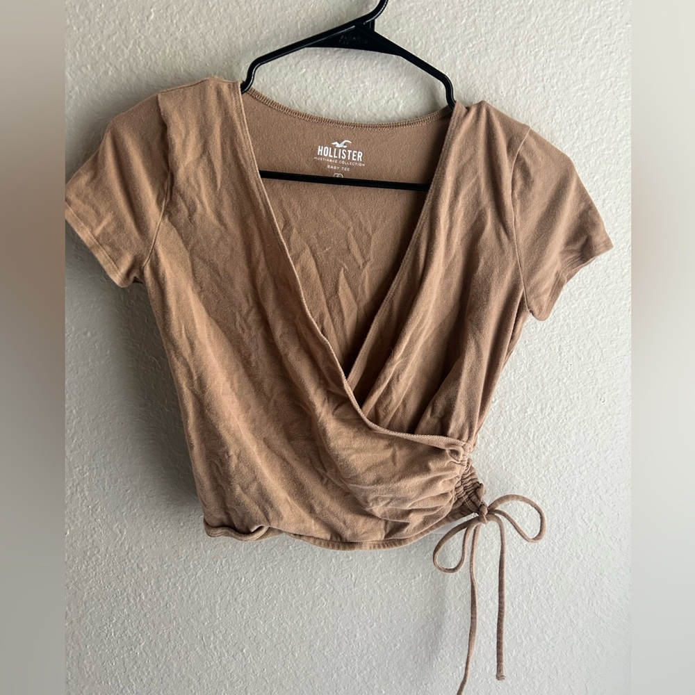 Hollister Must-Have Baby Tee in Brown